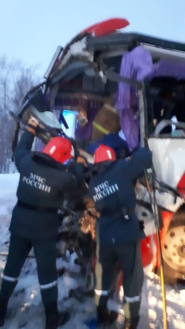 Два автобуса столкнулись лоб в лоб на Камчатке. Водители погибли, еще 8 человек пострадали
