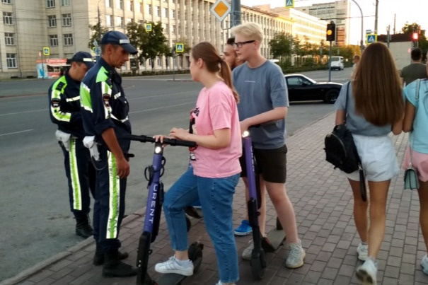 В Челябинске участились проверки водителей самокатов. В некоторых случаях на них нужны права (при мощности более <nobr class="_">250 Вт</nobr>)