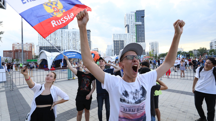 В Екатеринбург вернулся футбол: как самые ярые уральские фанаты болели за сборную России