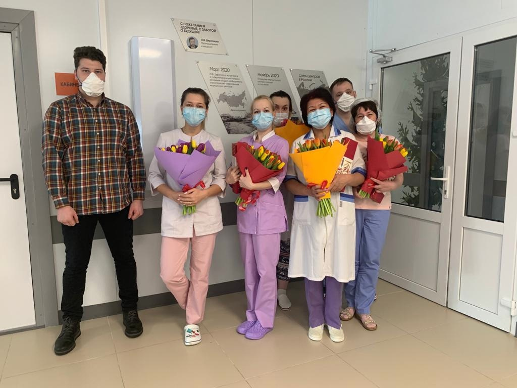 У дежурной смены в больнице Краснотурьинска утро началось с цветов