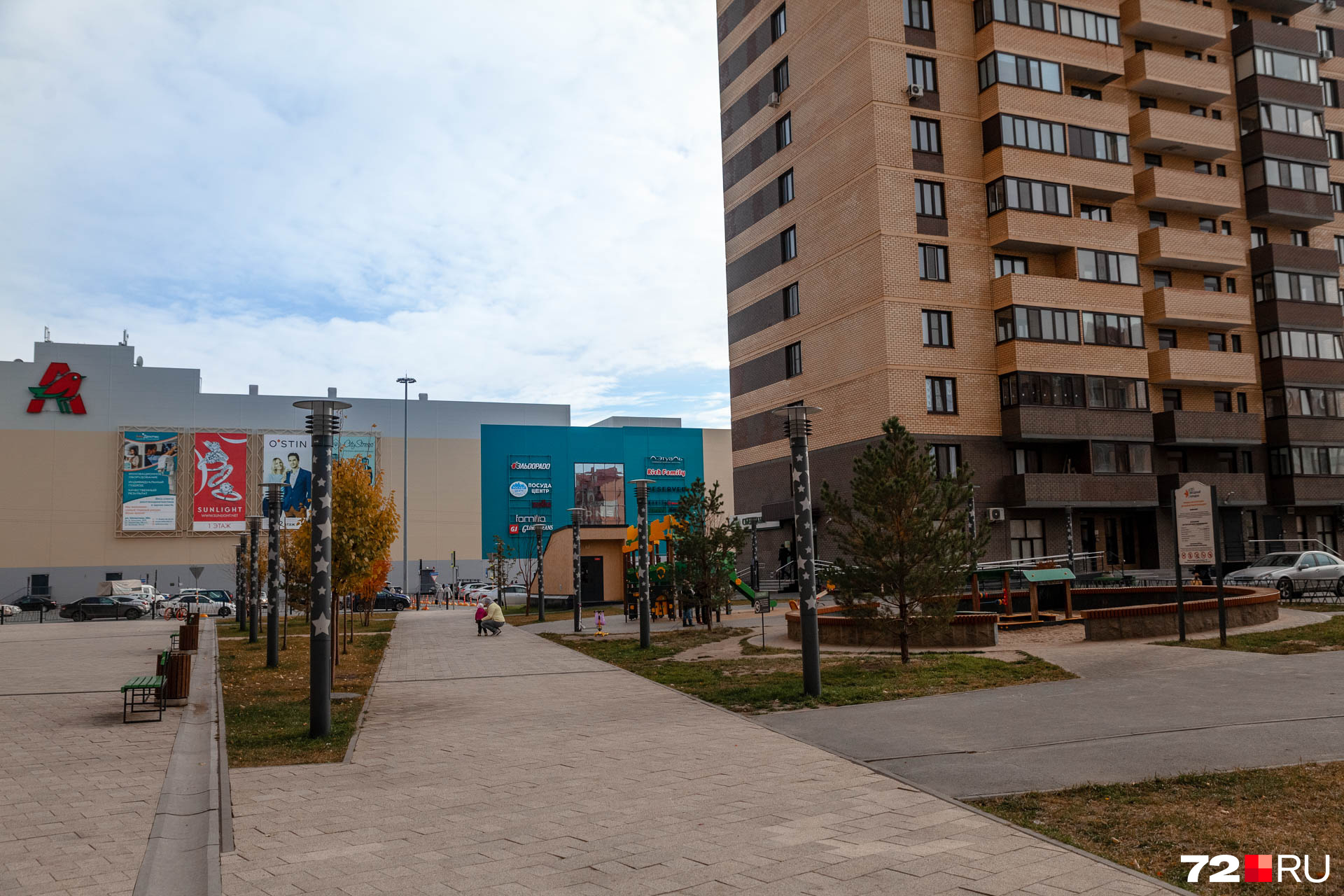 Большинство жителей ездят на общественном транспорте только на работу. Всё остальное есть либо в самом микрорайоне, либо в торговом центре Большинство жителей ездят на общественном транспорте только на работу. Всё остальное есть либо в самом микрорайоне, либо в торговом центре