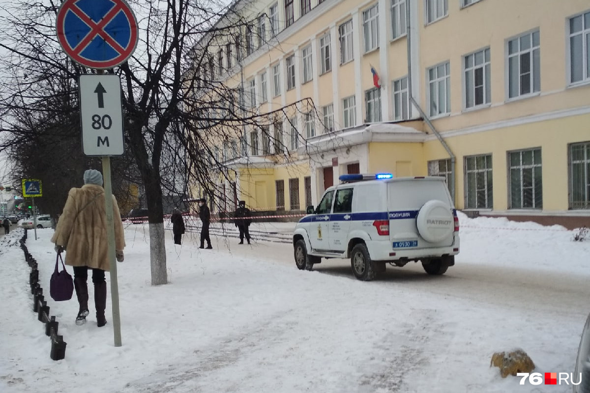 Полиция приехала. Здание полиции в Ярославле. Школа полиции Ярославль. Учения милиции в Ярославле. Здание полиции Ярославля фото.