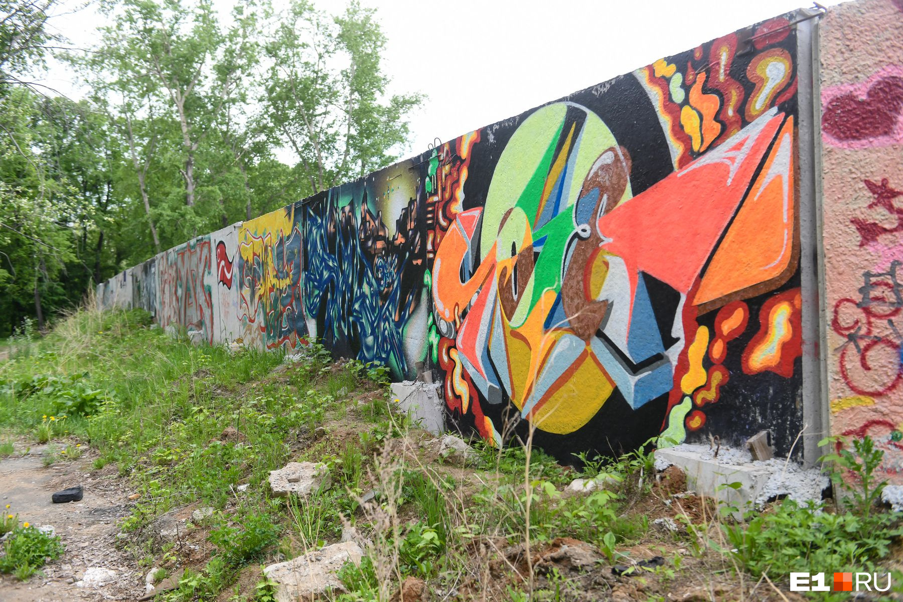 Забор со стороны Ольховки разрисовали яркими граффити