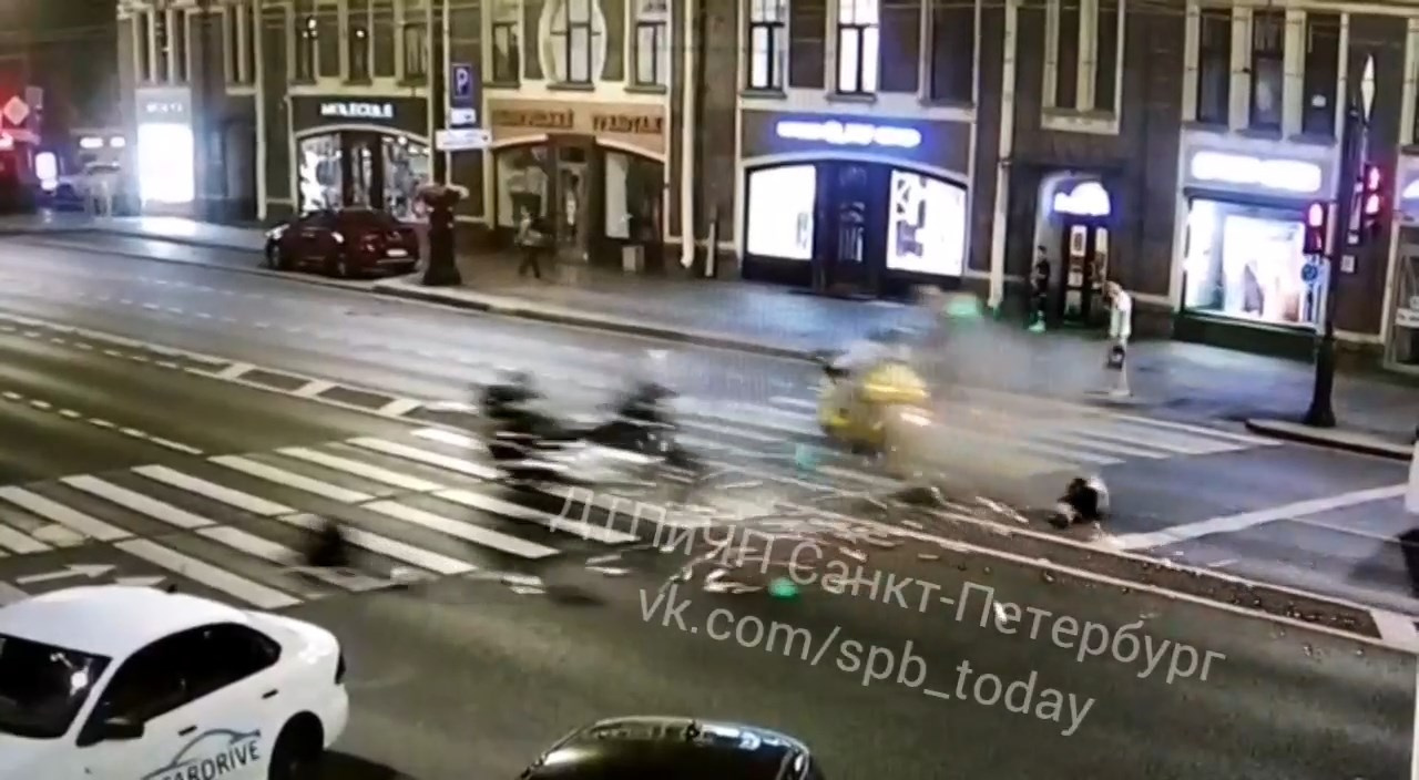 Искрометное столкновение двух мотоциклов на Невском попало на видео. Один красиво вырулил из ситуации