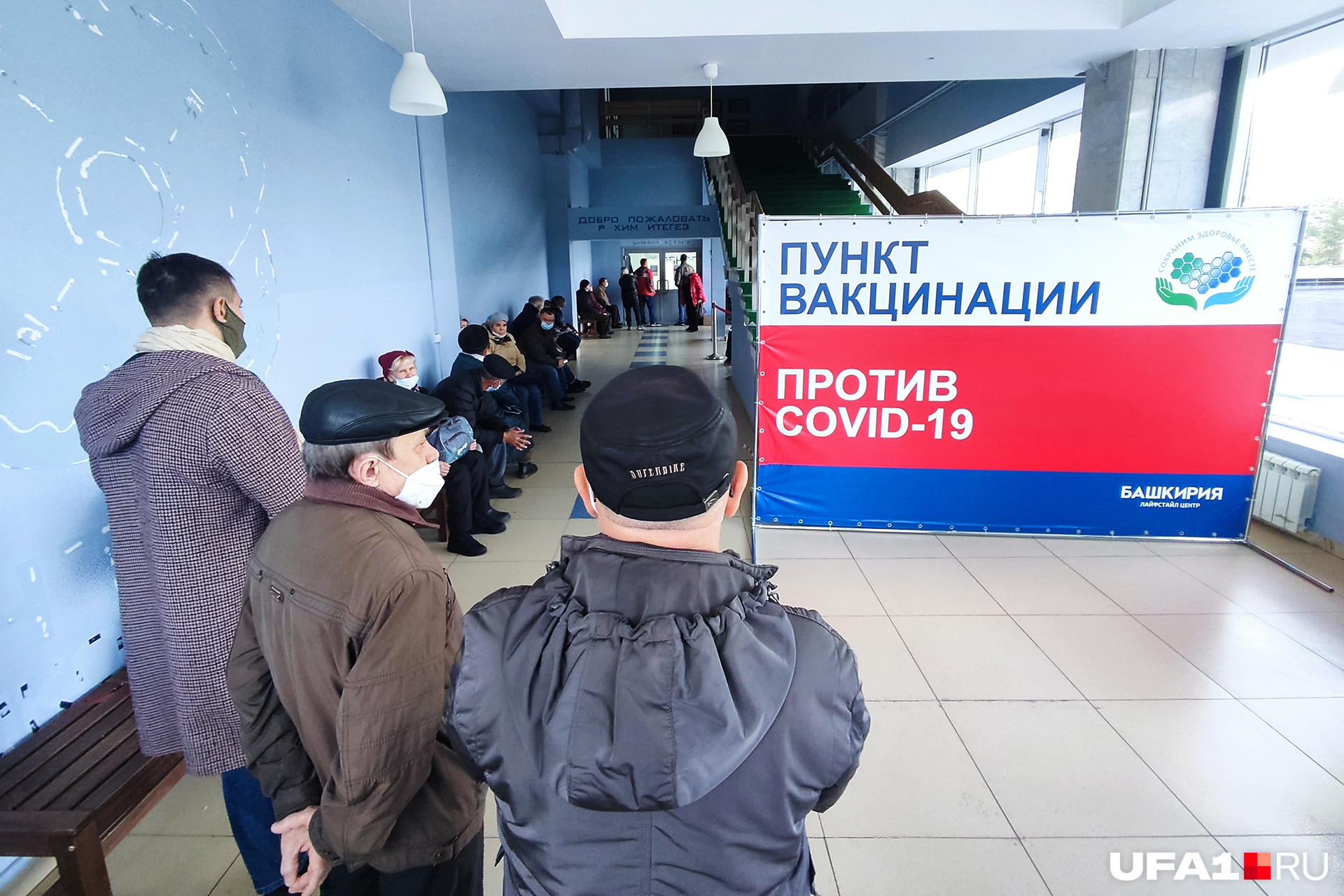 В пункте образовалась длинная очередь, тянущаяся до самого входа В пункте образовалась длинная очередь, тянущаяся до самого входа