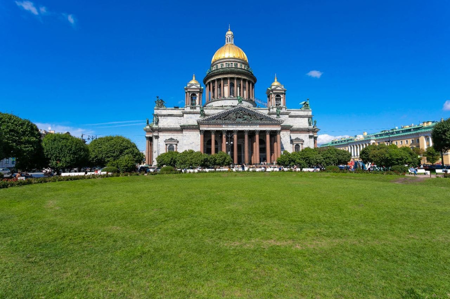 10 сентября петербург. Петербург с газона. Лужачка Санкт Петербург. Дворцовые газоны в СПБ. Газоны в центре Питера.