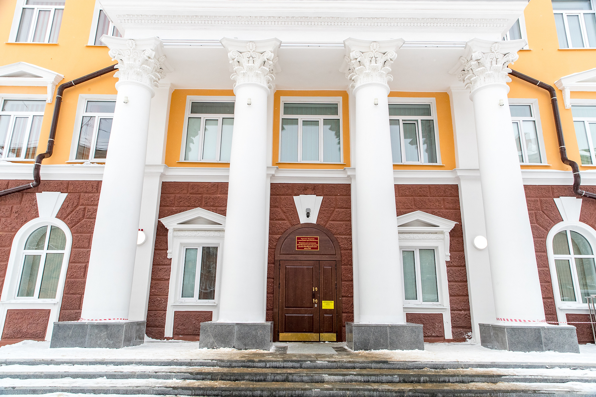 В Нижнем Тагиле недавно сделали шикарный ремонт в старой школе времен сталинской застройки