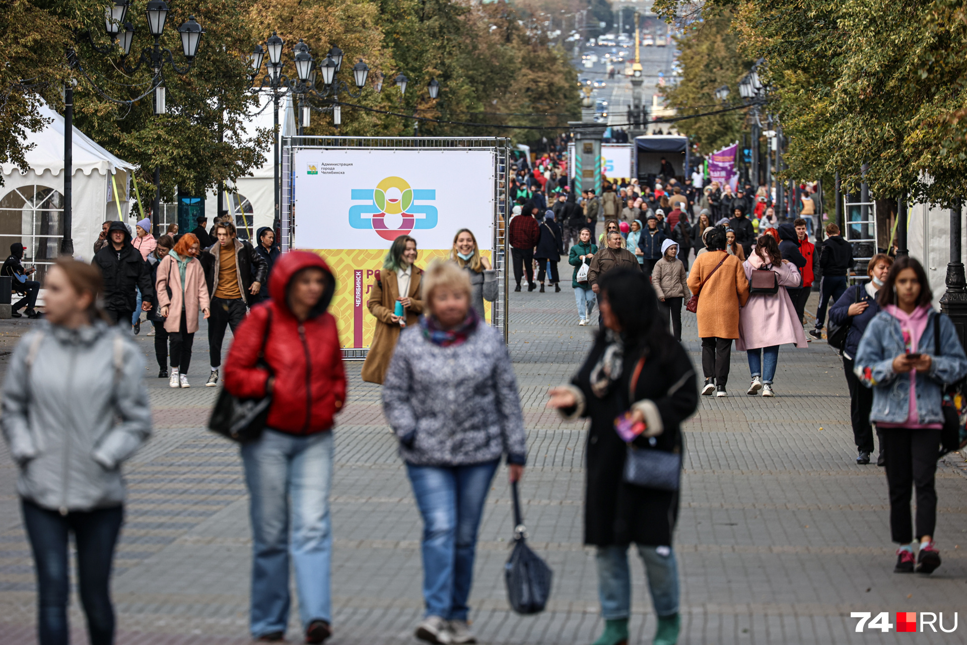 На Кировке не протолкнуться. Люди ждут веселья На Кировке не протолкнуться. Люди ждут веселья