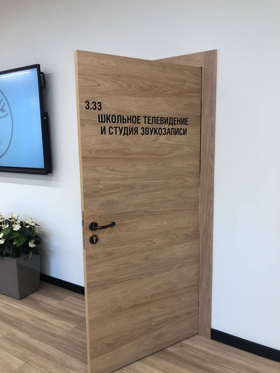 А также собственная телестудия А также собственная телестудия