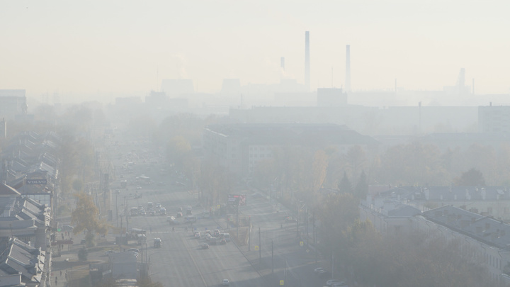 Челябинск окутал дым от тлеющего торфяника под Екатеринбургом