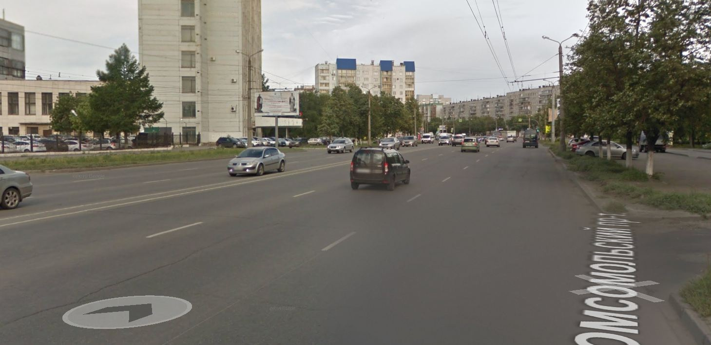 До реконструкции Комсомольский проспект на обсуждаемых участках имел три полосы, но одна из них была такой ширины, что входило две машины