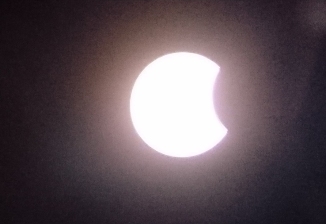 В 16:15 был сделан этот кадр. Затмение называется частным, потому что Луна закрывает только часть Солнца, а не целиком