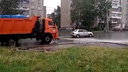 Челябинцы сняли на видео поливку дорог во время дождя