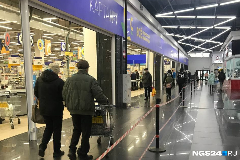 Вдоль гипермаркета есть сигнальная лента, но для кого она — непонятно Вдоль гипермаркета есть сигнальная лента, но для кого она — непонятно