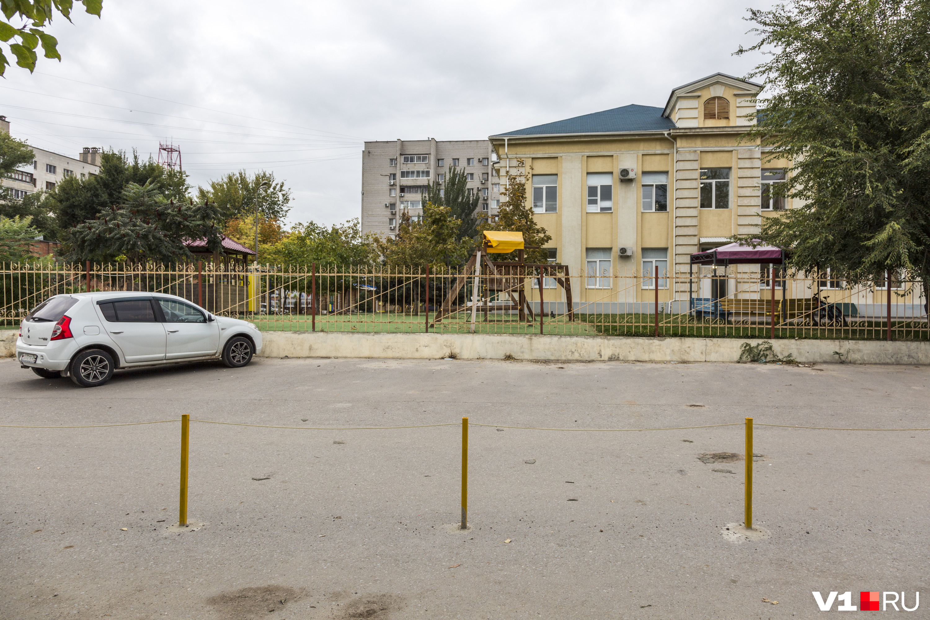 На парковке у «Поколения» теперь нет мест для местных жителей На парковке у «Поколения» теперь нет мест для местных жителей