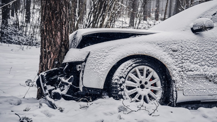 Пробки, ДТП и поврежденные машины: в Екатеринбурге автомобилисты подвели итоги снегопадов
