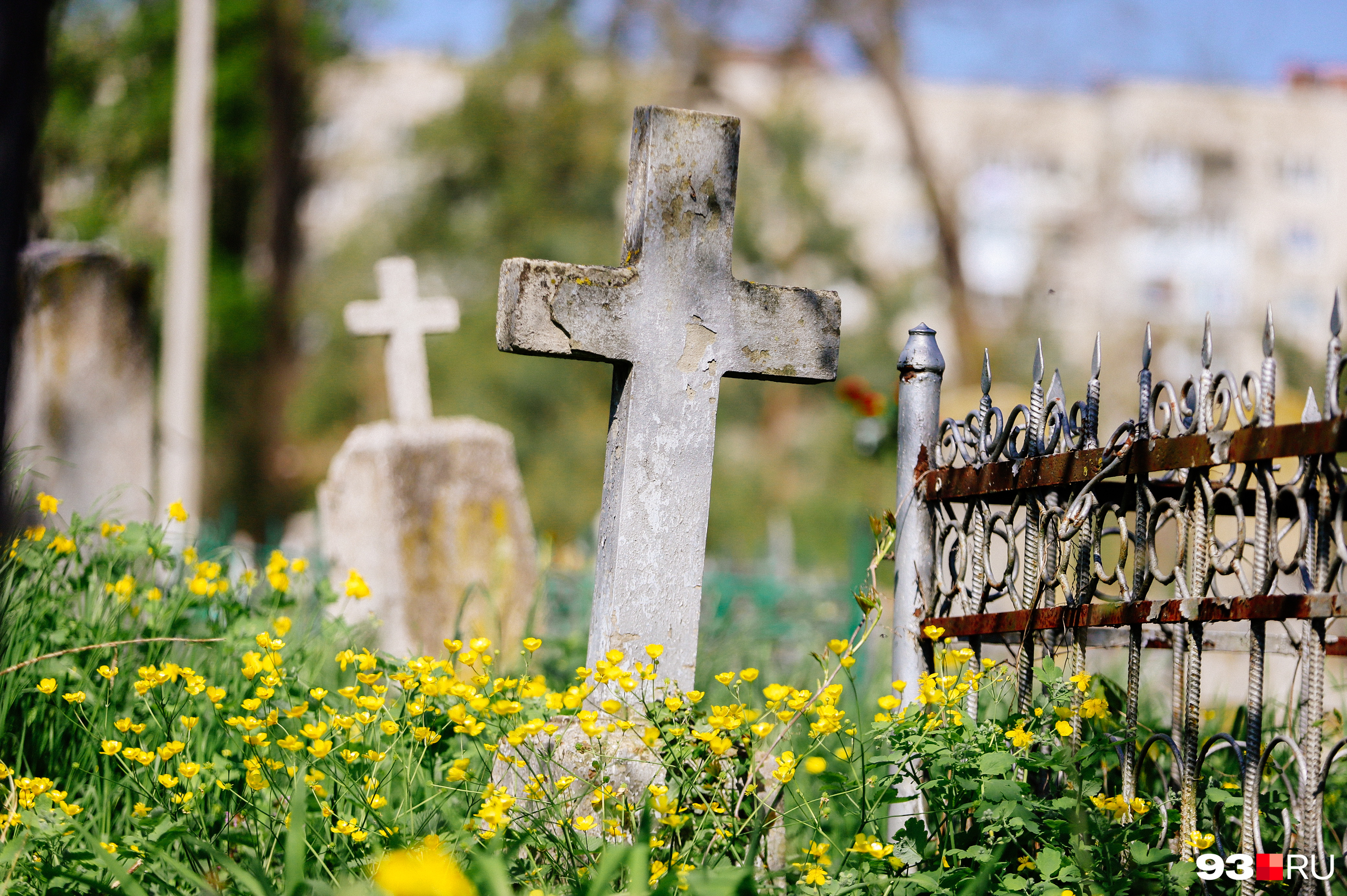 Можно ли посещать кладбище в воскресенье