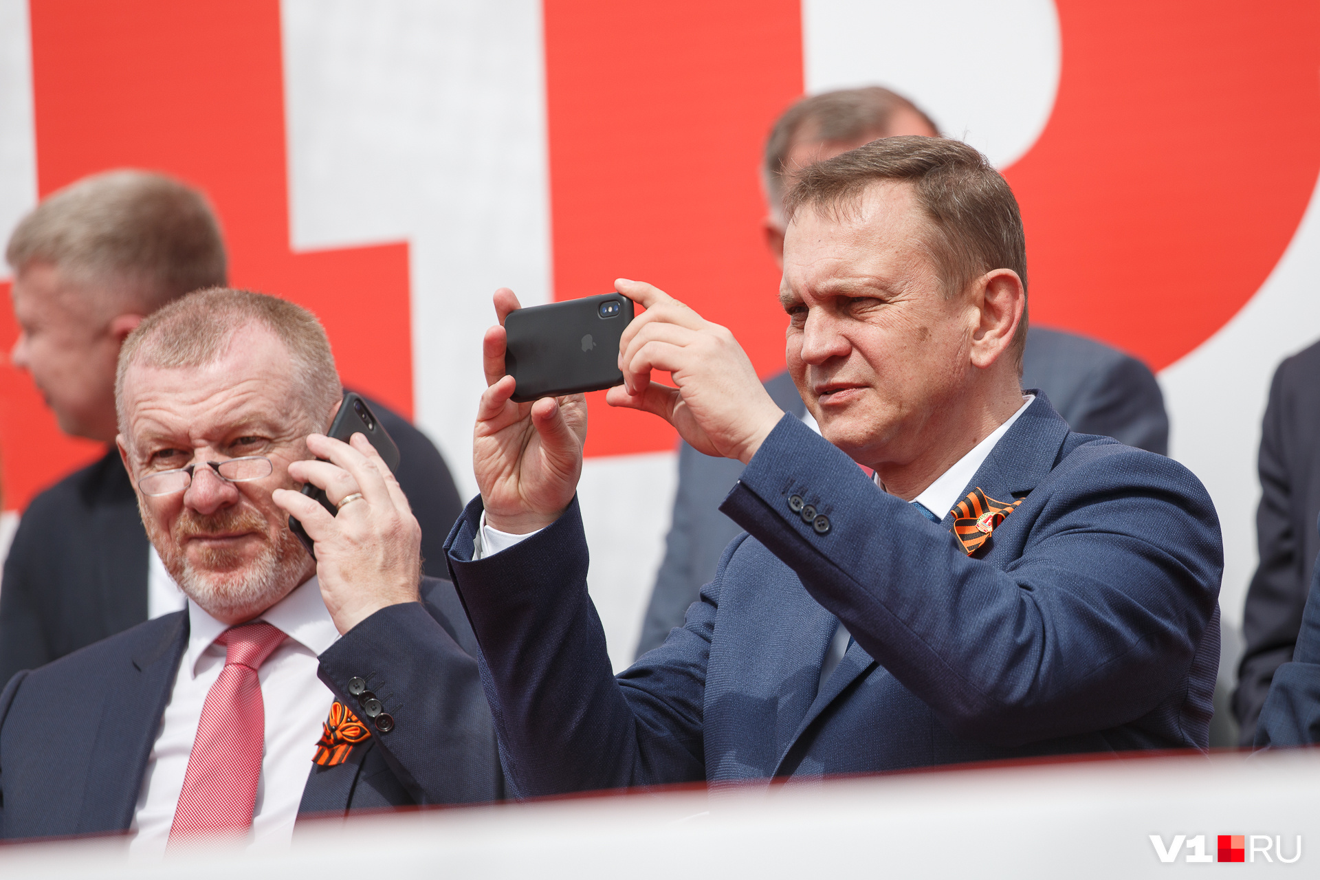 Слева — сенатор Сергей Горняков. Владелец iPhone справа — подписывающий за губернатора постановления Евгений Харичкин<br>