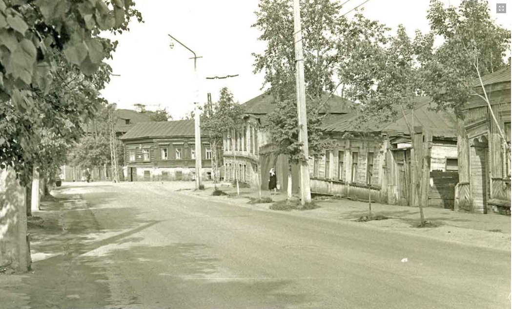 Это фото 1960-х, по нему мы можем судить, как примерно выглядела улица Екатерининская раньше