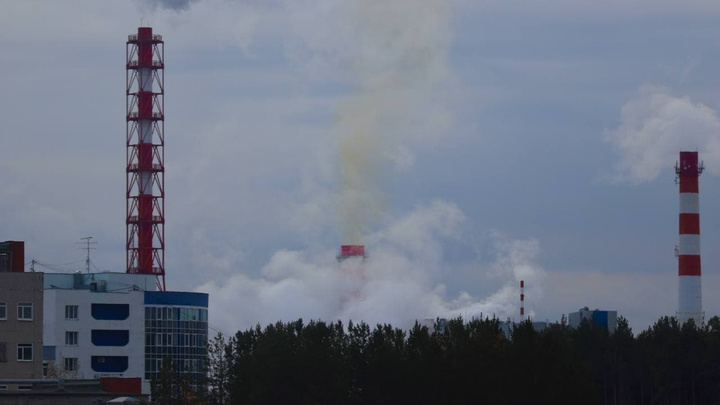 Екатеринбуржцы заметили странный желтый дым над трубами Академической ТЭЦ