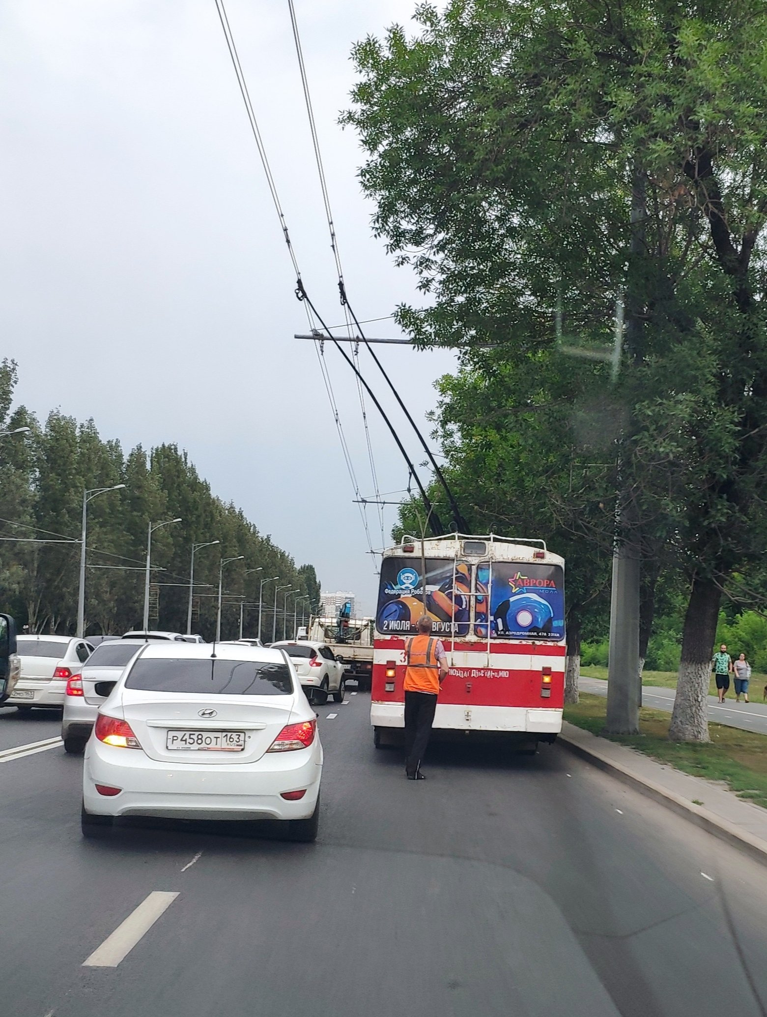Застрявшая машина частично закрыла одну из полос Застрявшая машина частично закрыла одну из полос