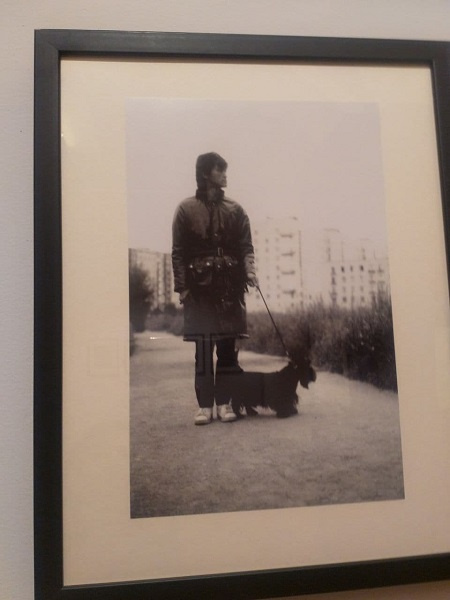 Фотография Дмитрия Конрадта «Виктор Цой и скотч-терьер Билл на прогулке». 1985