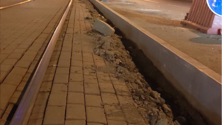 В Челябинске начали устанавливать бордюры вдоль трамвайных путей