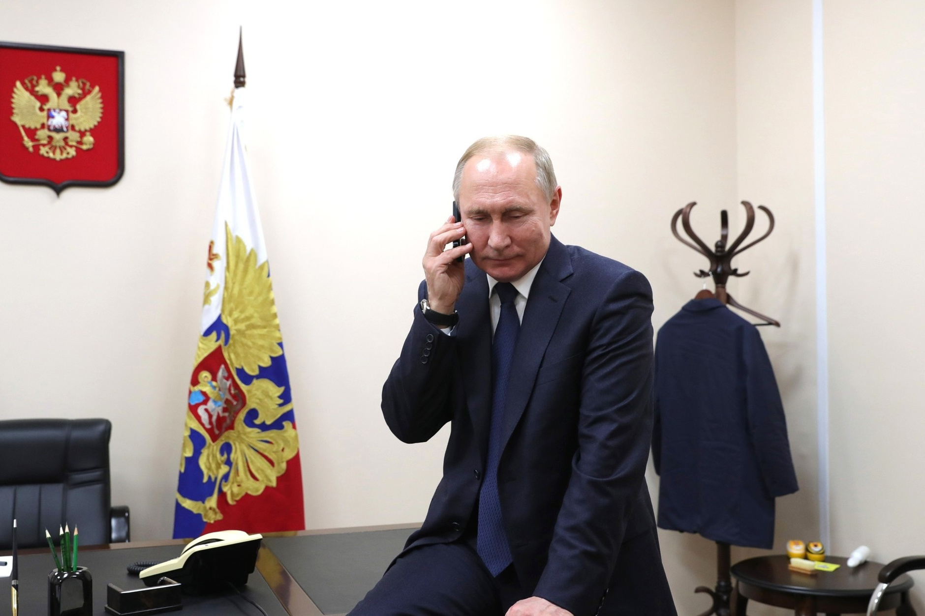 Путин звонит
