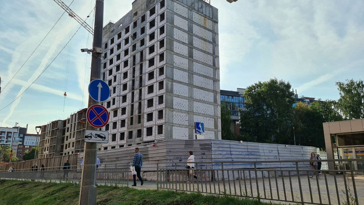 Прокуратура потребовала у компании бывшего заместителя губернатора убрать строительный забор на Горького