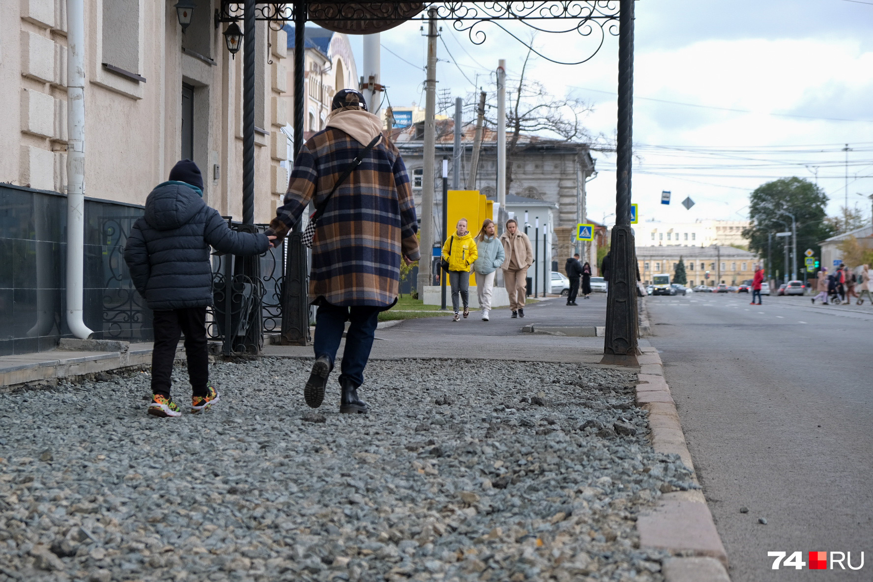 А это улица Труда в 15 метрах от входа в новый Сквер искусств. Тут главное не переломать ноги А это улица Труда в 15 метрах от входа в новый Сквер искусств. Тут главное не переломать ноги