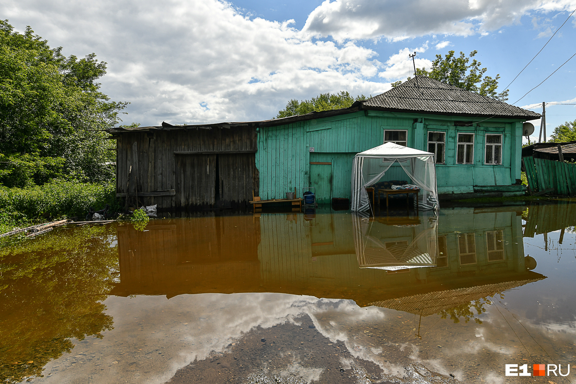 Жильцы покинули этот и соседний с ним дом на время наводнения