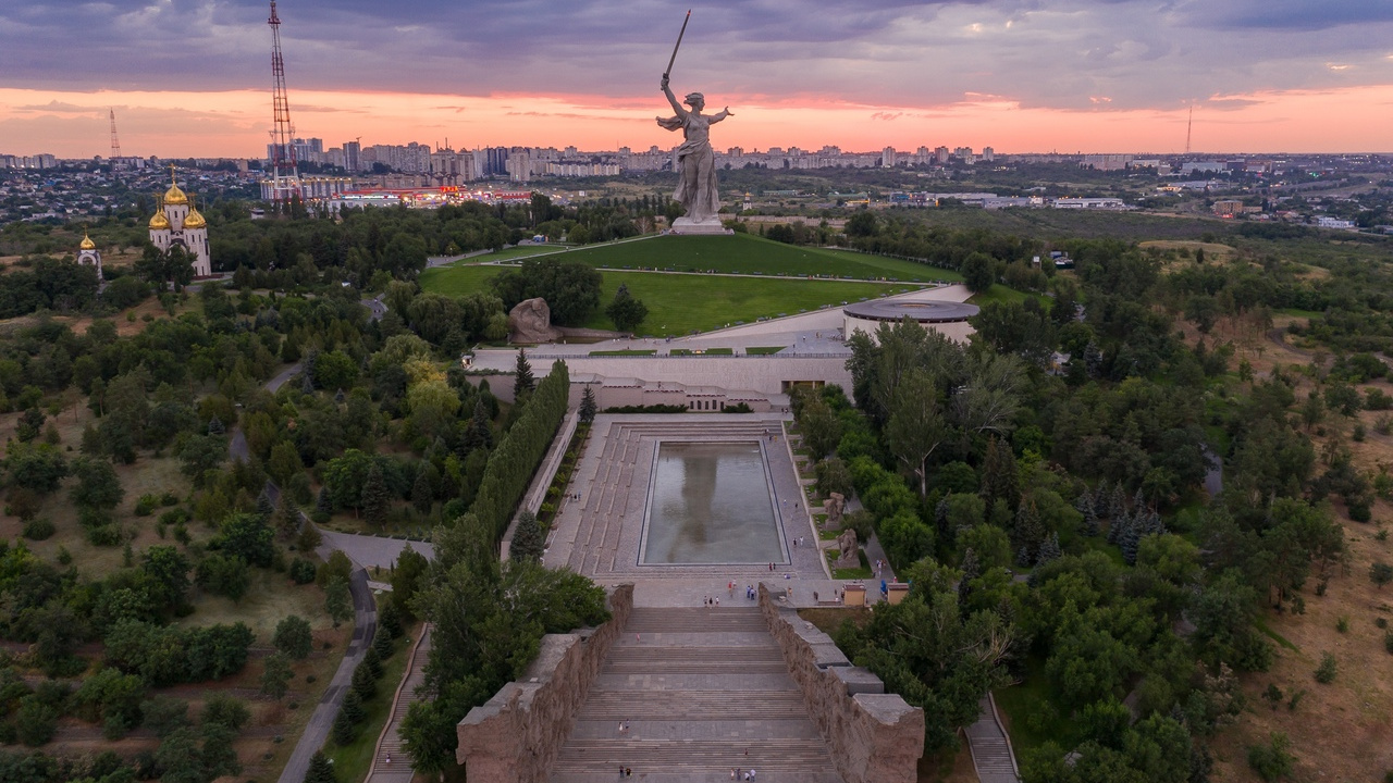 Волгоград последний. Телецентр Волгоград Мамаев Курган. Мамаев Курган вечерняя съемка. Фото журавлей над Мамаевым Курганом. Волгоград фото июль 2021.