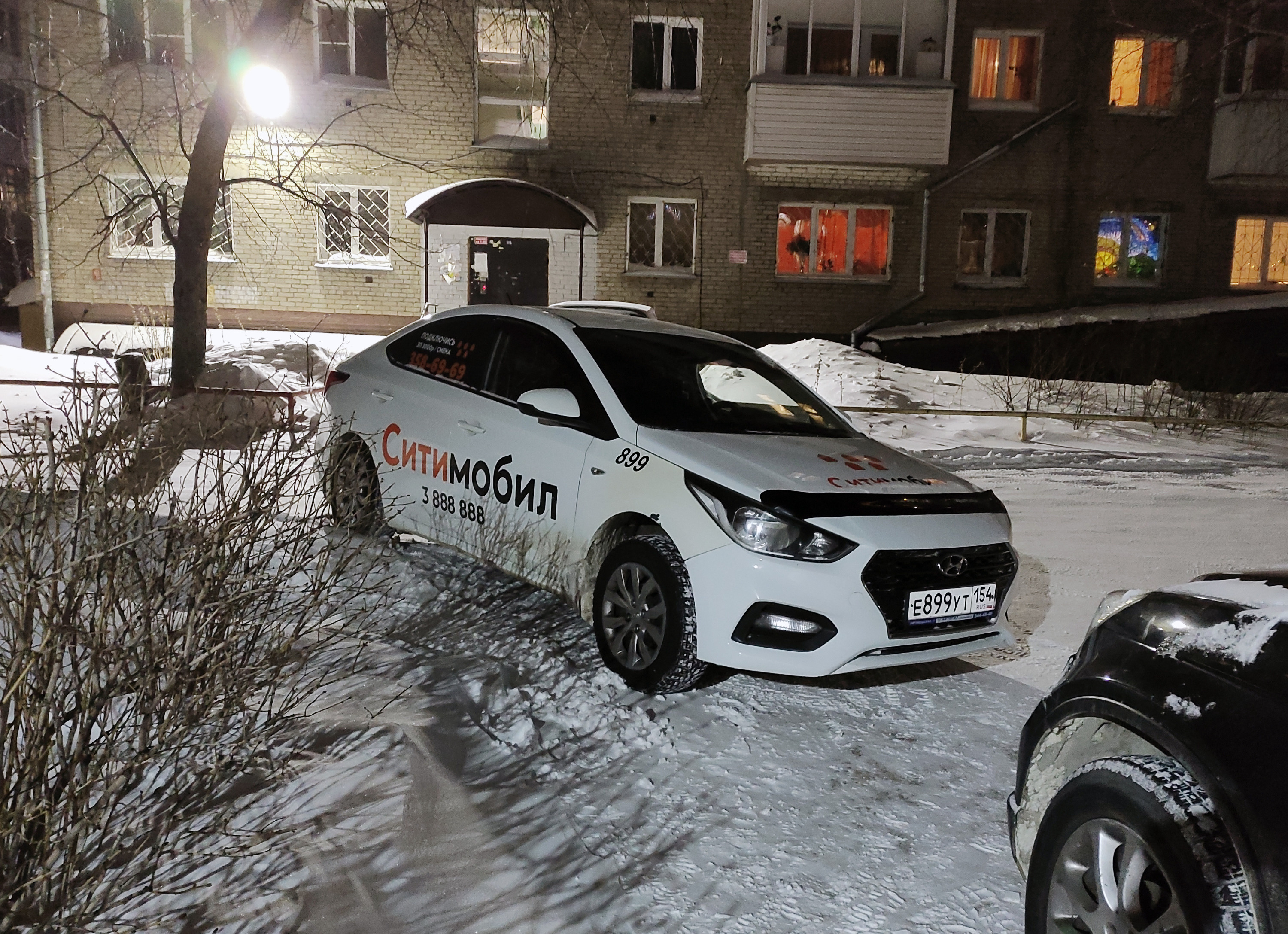 Таксист бросил авто как попало
