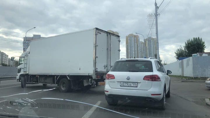 «Рванул в крайний левый ряд»: мелкое ДТП с грузовиком закупорило улицу Шахтеров