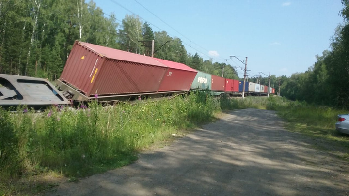 Под Екатеринбургом грузовой поезд сошел с рельсов: видео