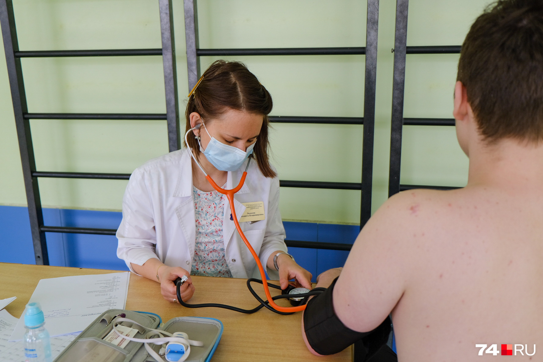 Московские врачи обследовали 300 учеников пяти школ Челябинска