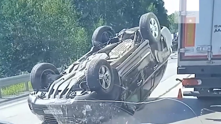 Момент смертельного ДТП с тремя машинами на трассе М-5 в Челябинской области попал на видео