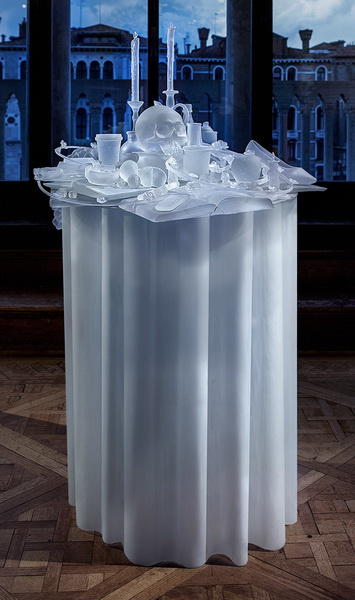 Лорис Чеккини, «Бессвязный отдых», 2013<br />Стеклянные бусины, сталь, проволока; плетение<br />Собственность художника и Студии Беренго