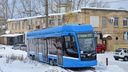 Теперь синенький: в Челябинск пригнали новый низкопольный трамвай, но опять ненадолго