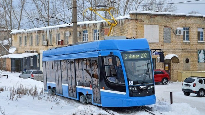 Теперь синенький: в Челябинск пригнали новый низкопольный трамвай, но опять ненадолго