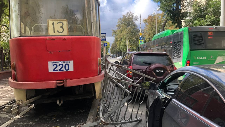 Инцидент с трамваем, вспахавшим асфальт на проспекте Ленина, записала наружная камера