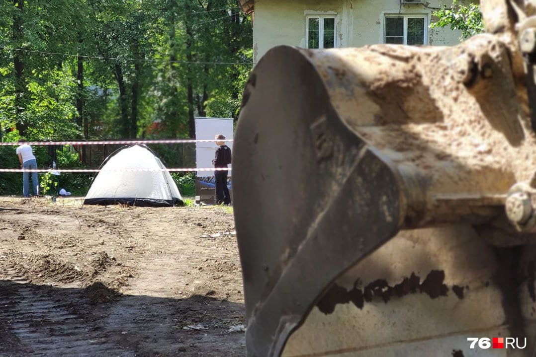 Чтобы спасти дом от сноса, активисты разбили перед ним палатку и на время переехали в нее Чтобы спасти дом от сноса, активисты разбили перед ним палатку и на время переехали в нее