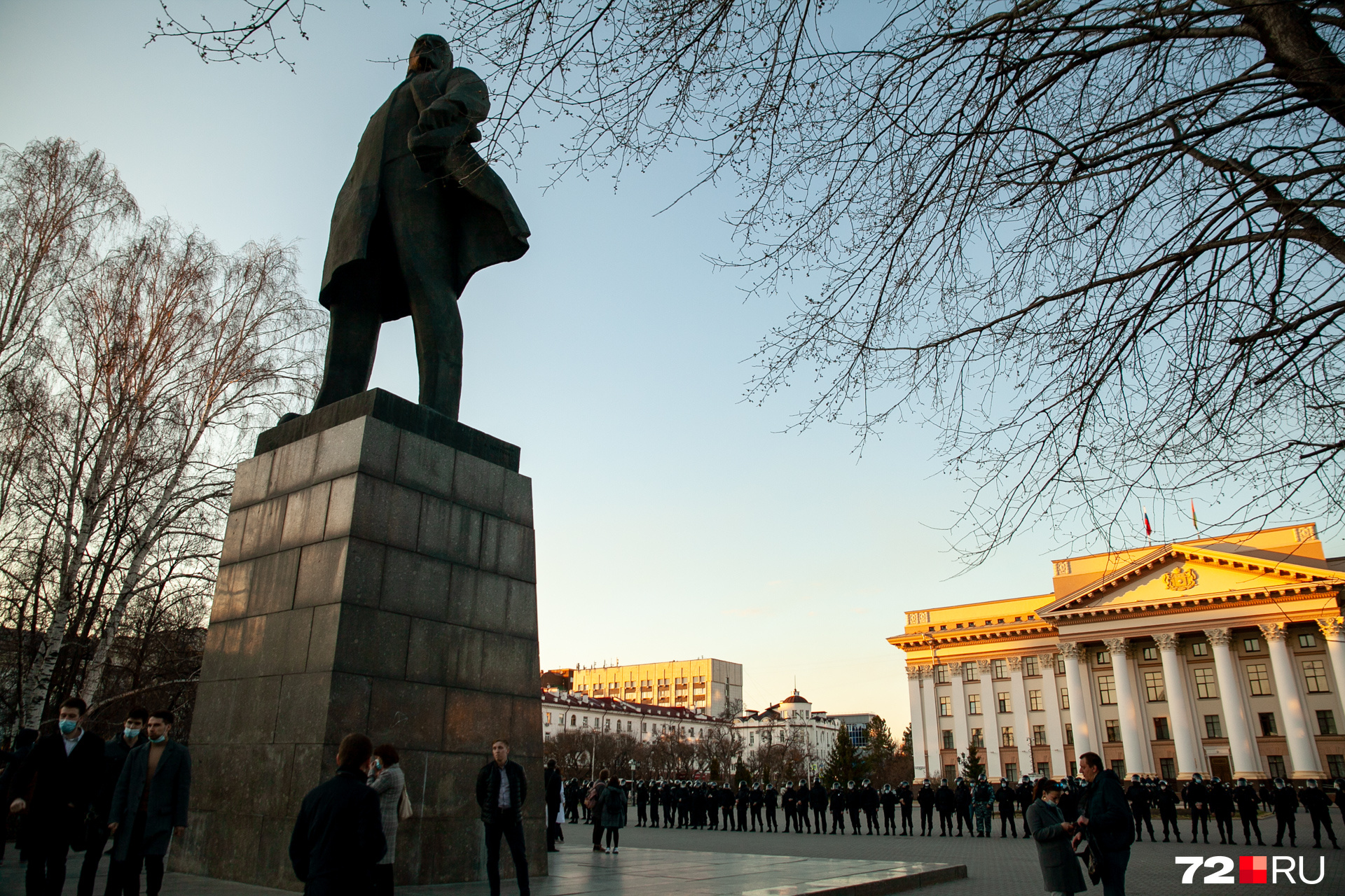 ОМОН остался на площади у Ленина в одиночестве