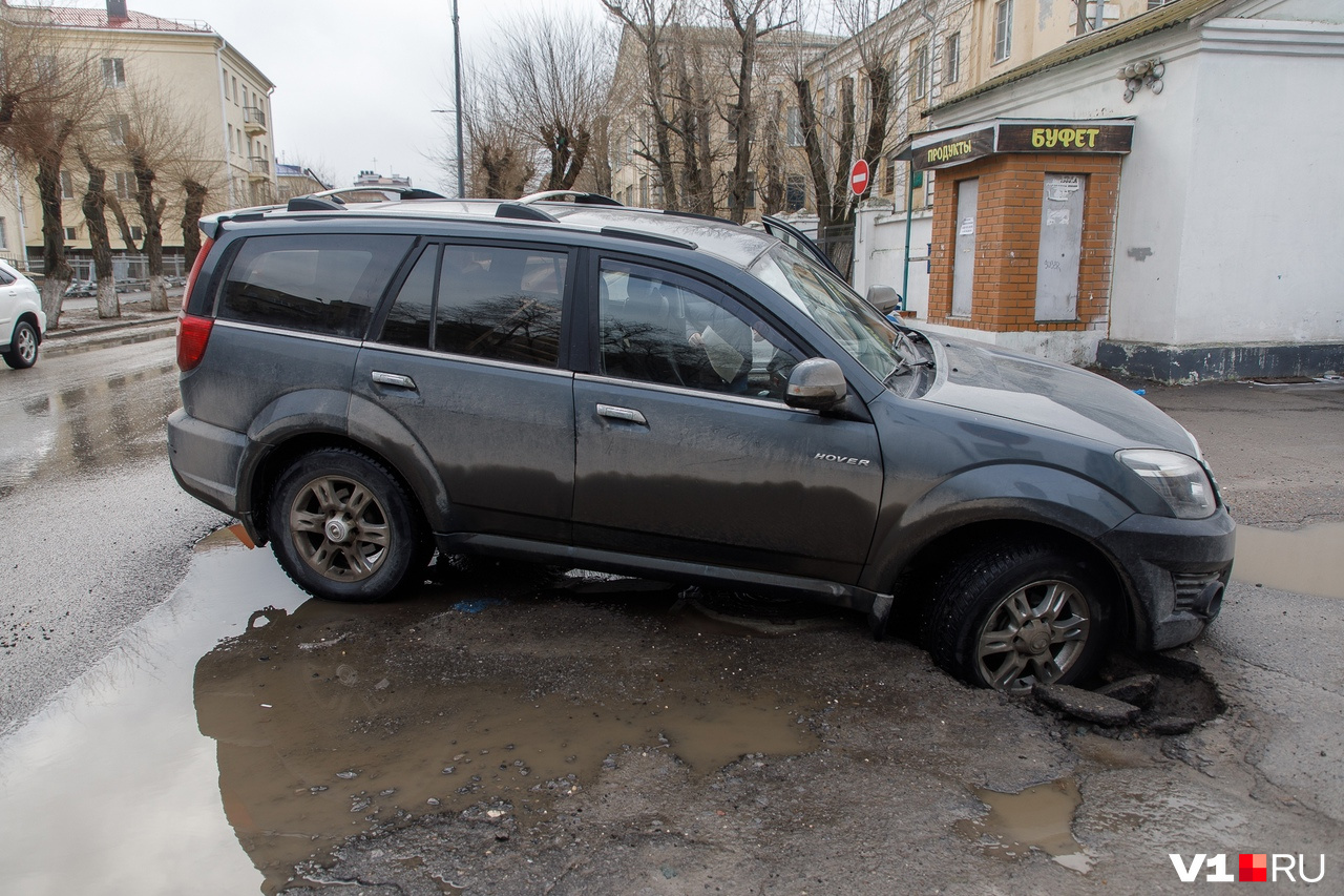 В центре Волгограда внедорожник ушел в провал в асфальте - 11 февраля 2021  - V1.ру