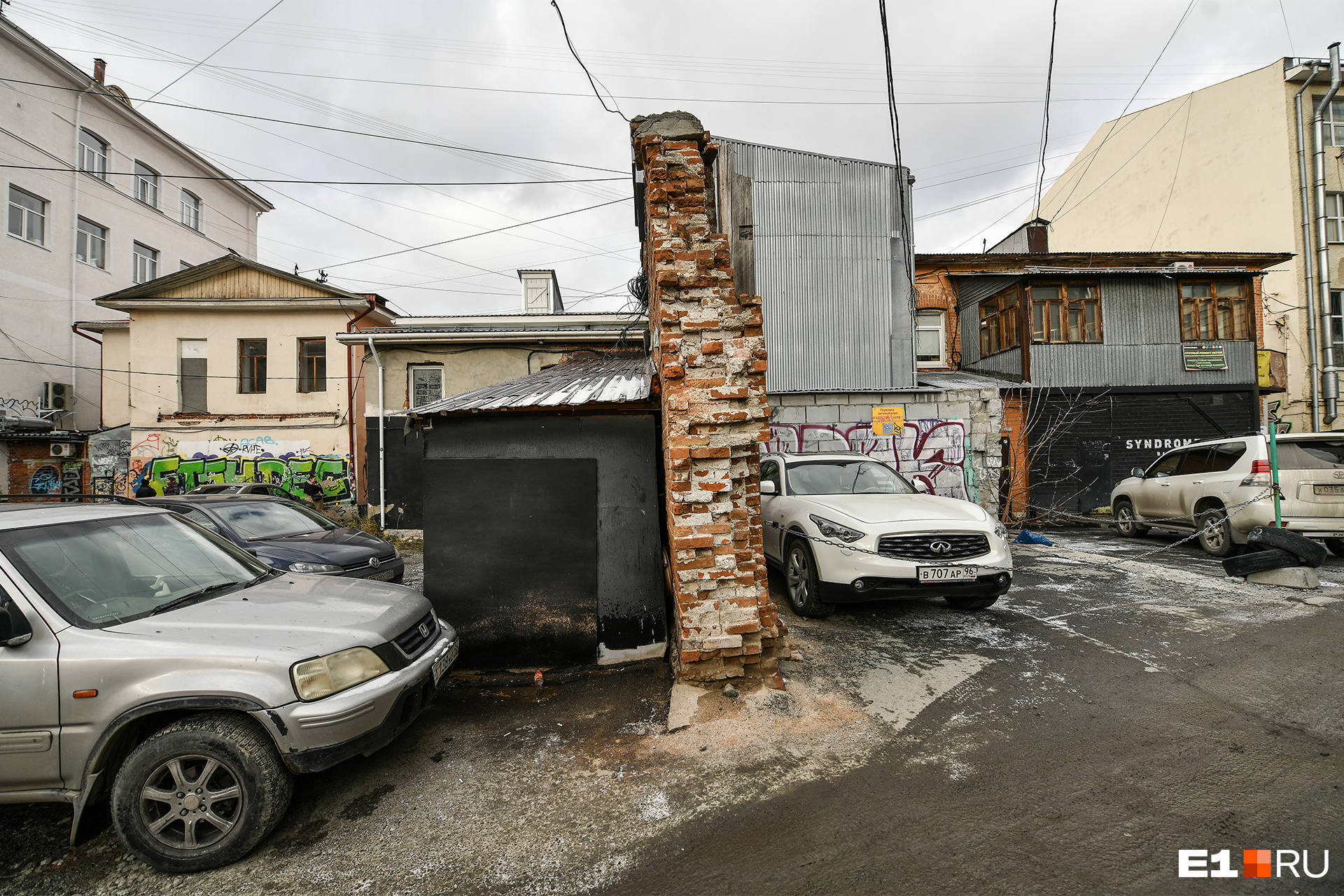 ... но некоторые автовладельцы находят себе свободное местечко ... но некоторые автовладельцы находят себе свободное местечко