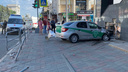 Машина ЧОПа вылетела на тротуар в центре Челябинска, есть пострадавшие