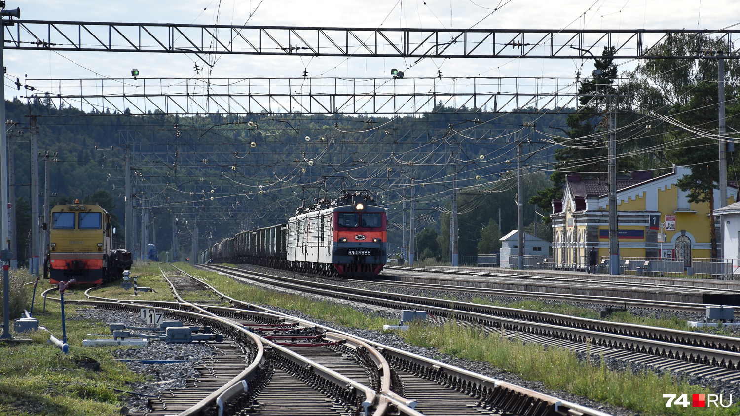 Через Сим проходит магистраль Южно-Уральской железной дороги, соединяющей Челябинск с западной Россией