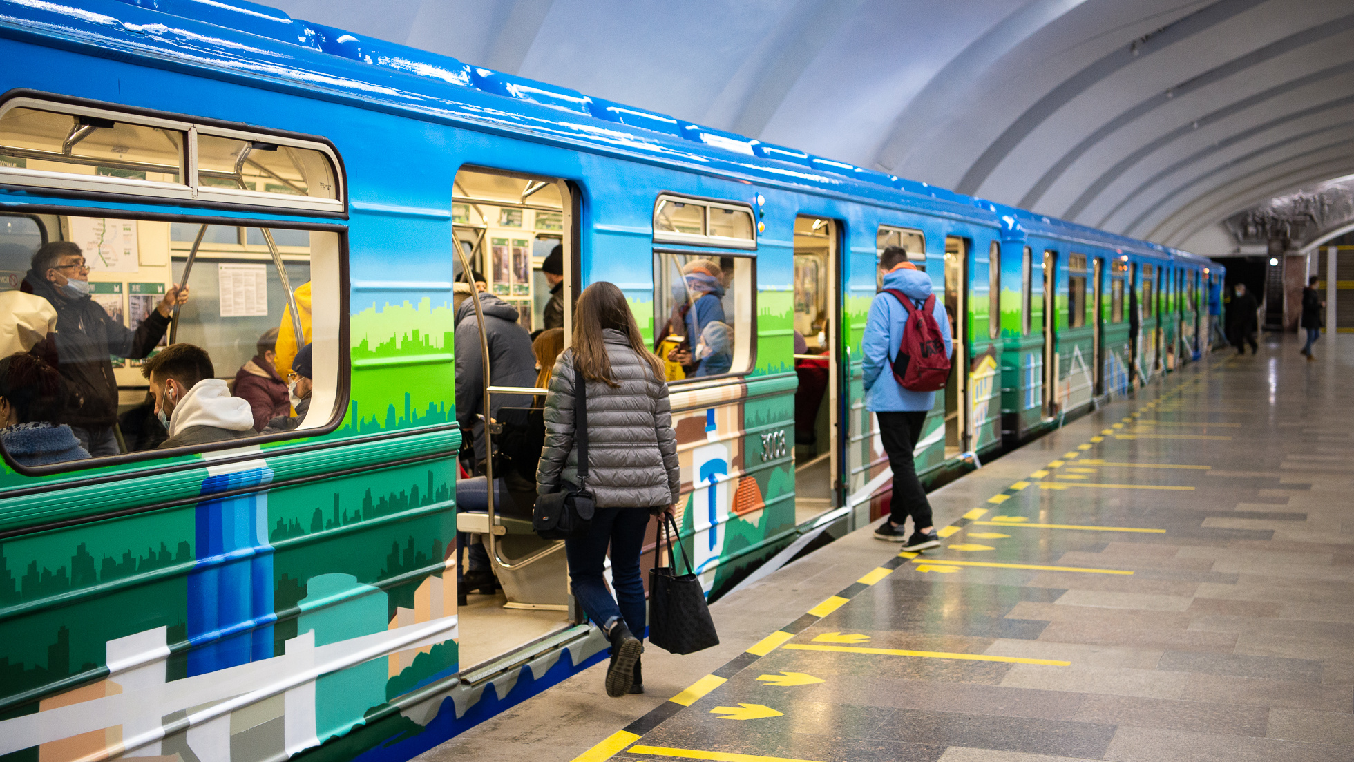 Снаружи граффити, внутри — фотовыставка: в екатеринбургском метро начал курсировать юбилейный поезд
