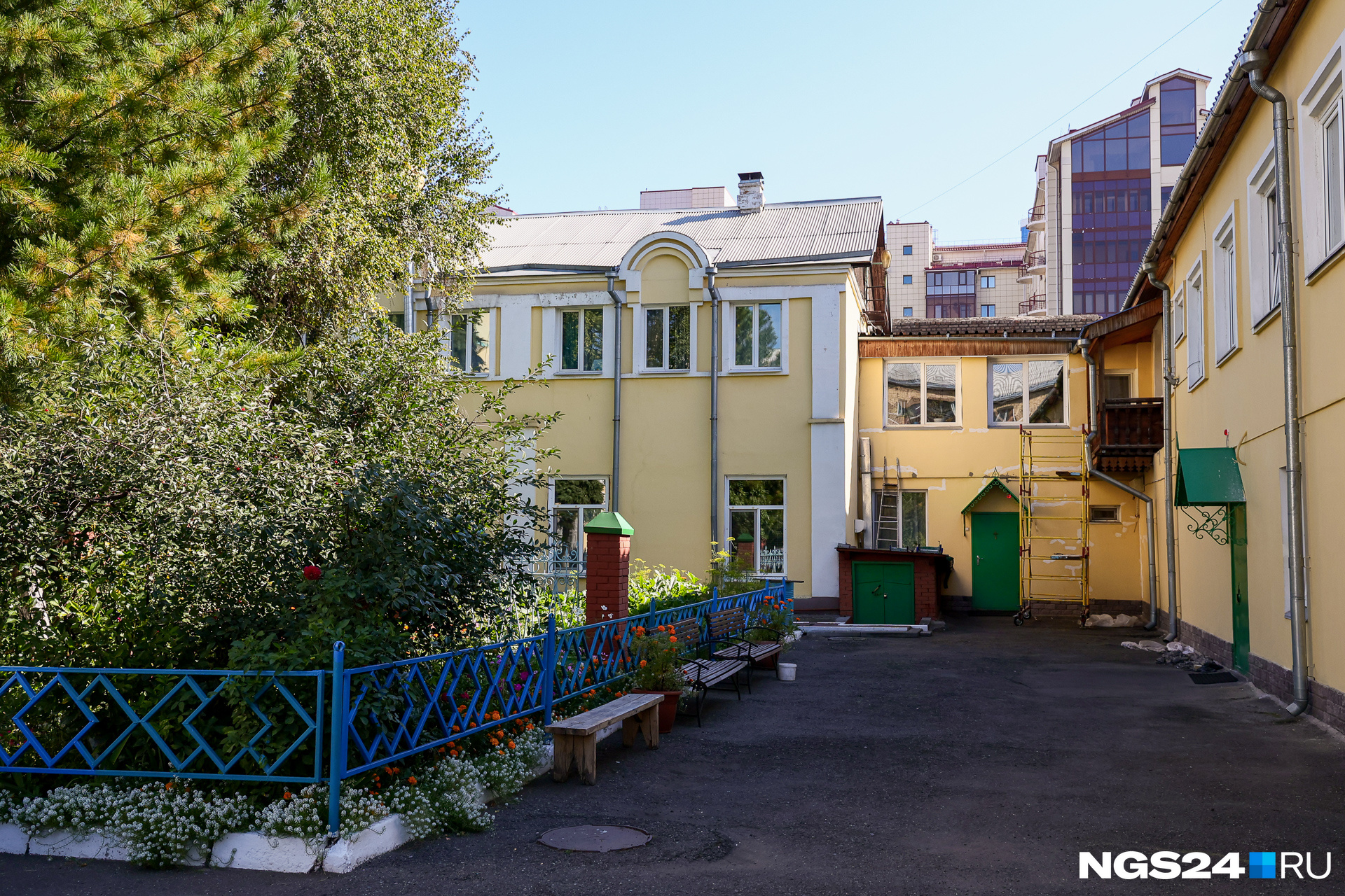 В 1944 году здесь пристроили вот эти здания. В том, что по центру, были квартиры для работников базы. Правда, потом оно пережило реконструкцию. А справа были деревянные склады, после тут выросло каменное строение В 1944 году здесь пристроили вот эти здания. В том, что по центру, были квартиры для работников базы. Правда, потом оно пережило реконструкцию. А справа были деревянные склады, после тут выросло каменное строение