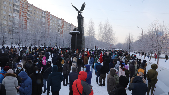 Участники несогласованной акции протеста начали движение по центру Челябинска
